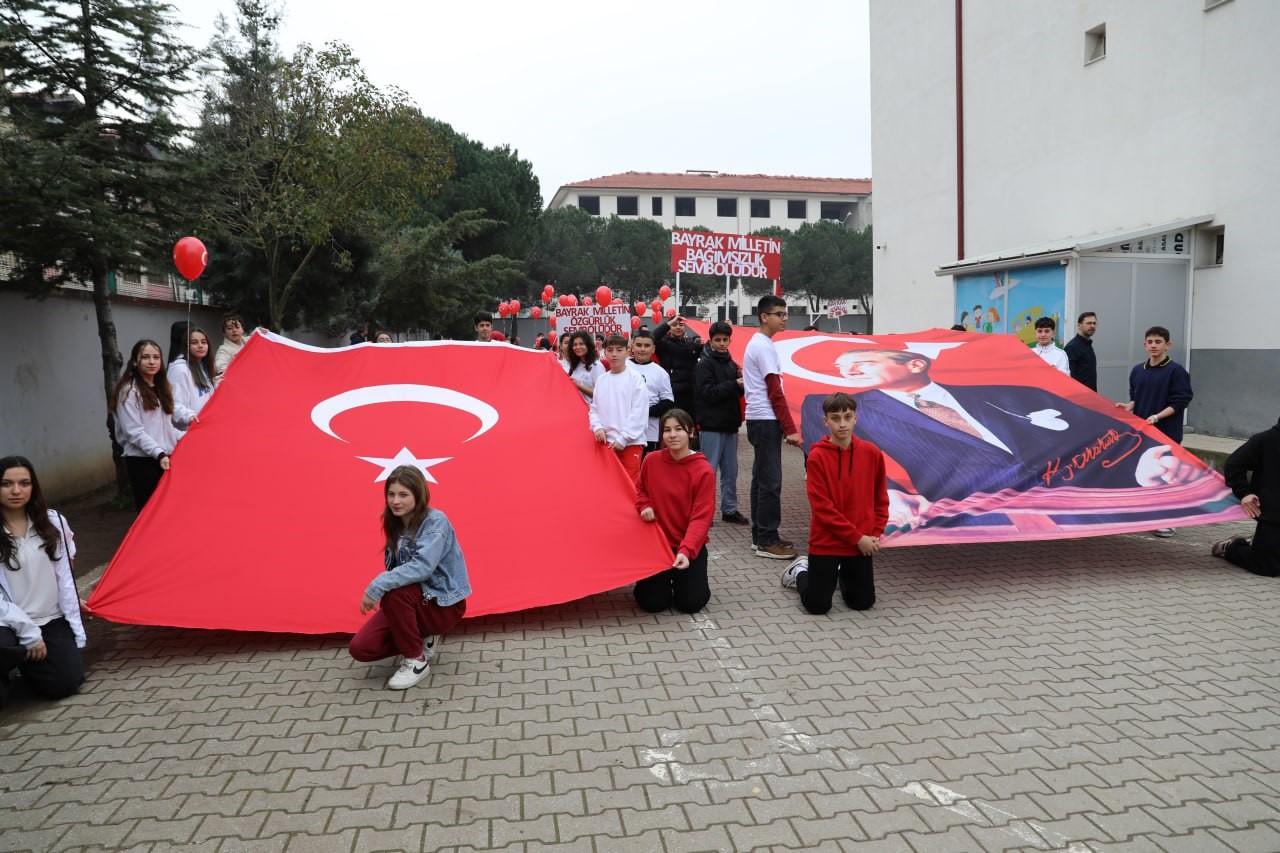 karasuda sokaklar kirmizi beyaza burundu 4 Y89dsmOI