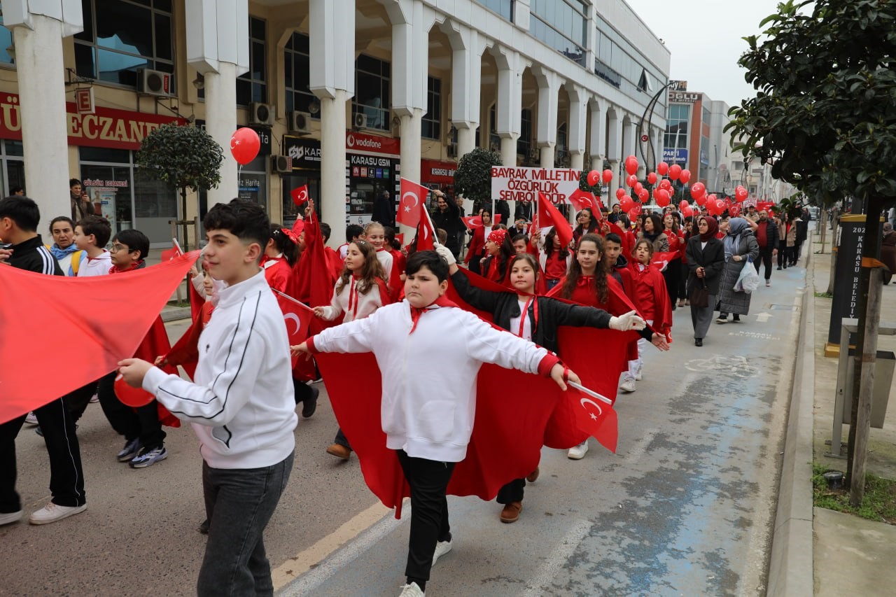 karasuda sokaklar kirmizi beyaza burundu 5 VDWSwWTM