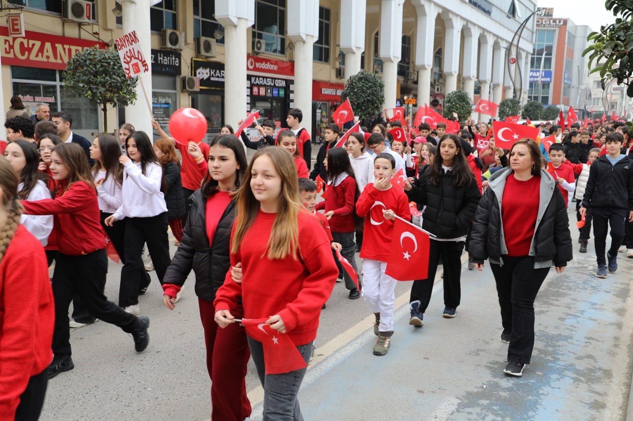 karasuda sokaklar kirmizi beyaza burundu 6 n8hXE2mY