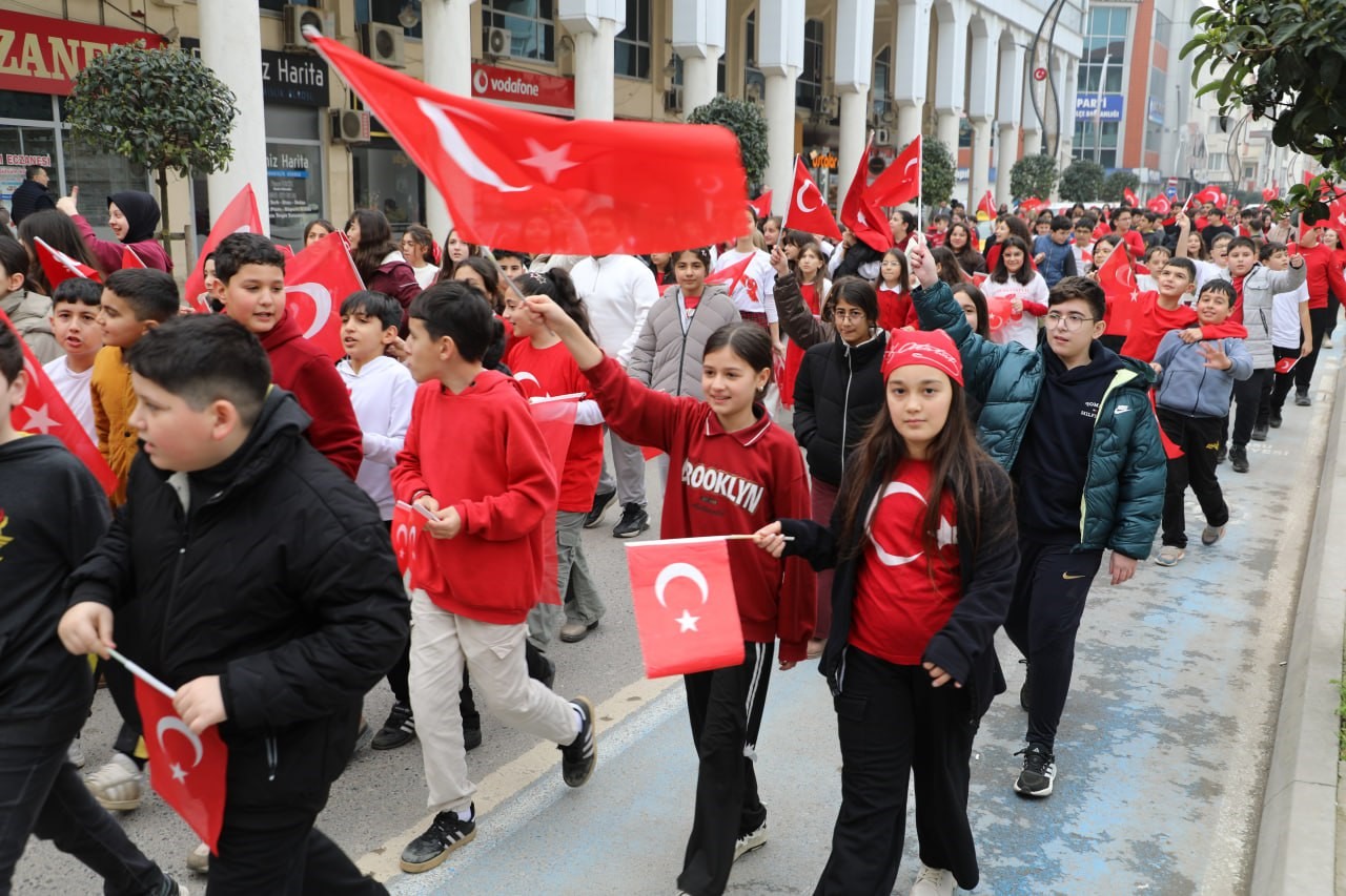 karasuda sokaklar kirmizi beyaza burundu 7 4O3zGGTq