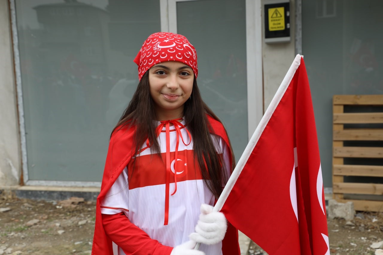 karasuda sokaklar kirmizi beyaza burundu 8 A6HD1DwV