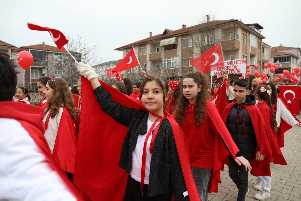 karasuda sokaklar kirmizi beyaza burundu 9