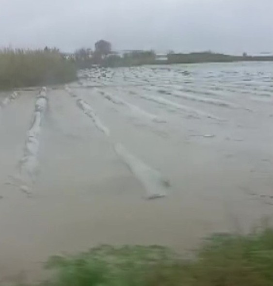 karatasta saganak hayati felc etti yollar ve tarlalar gole dondu 1