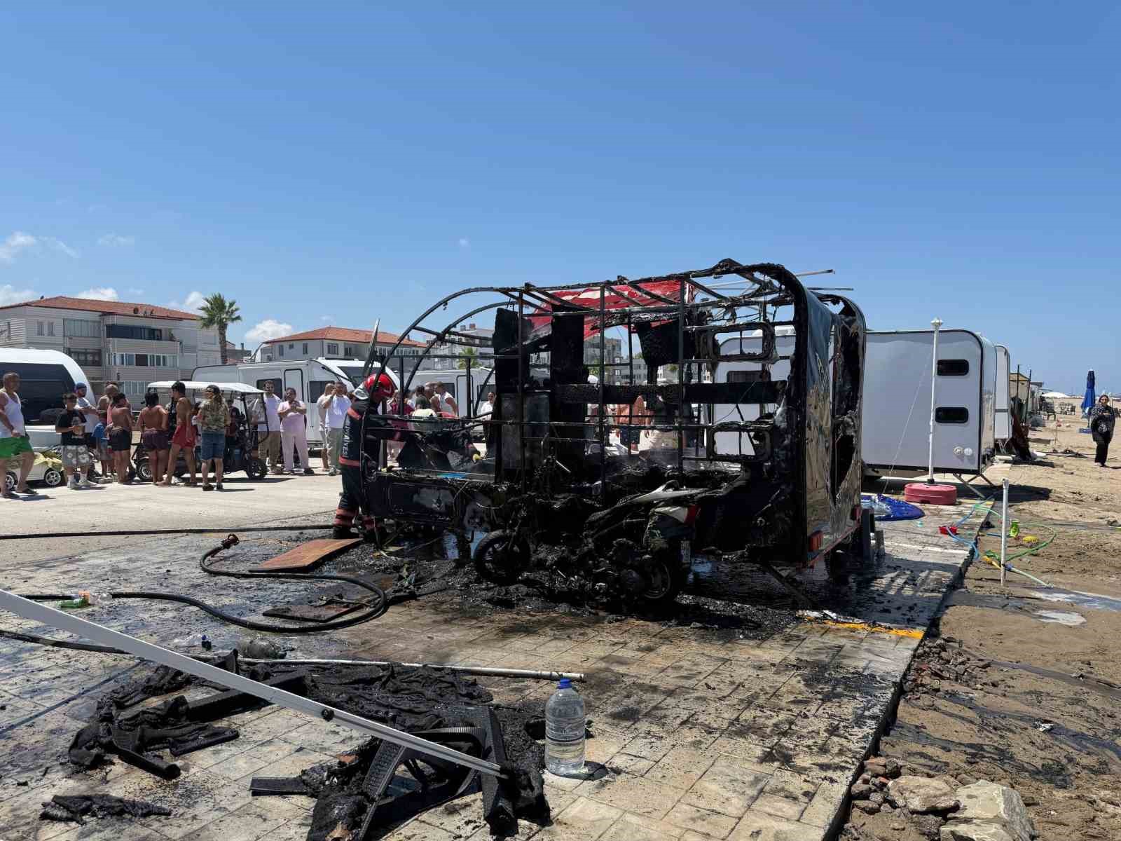 Karavanda çıkan yangın motosiklete sıçradı, geriye demir yığını kaldı 4 karavanda cikan yangin motosiklete sicradi geriye demir yigini kaldi 0 hGVahGRa