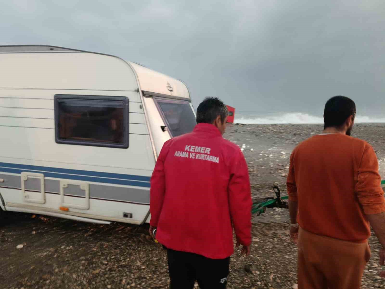 karavanla denize suruklenen rus turistler kurtarildi 7 BYIFniKs