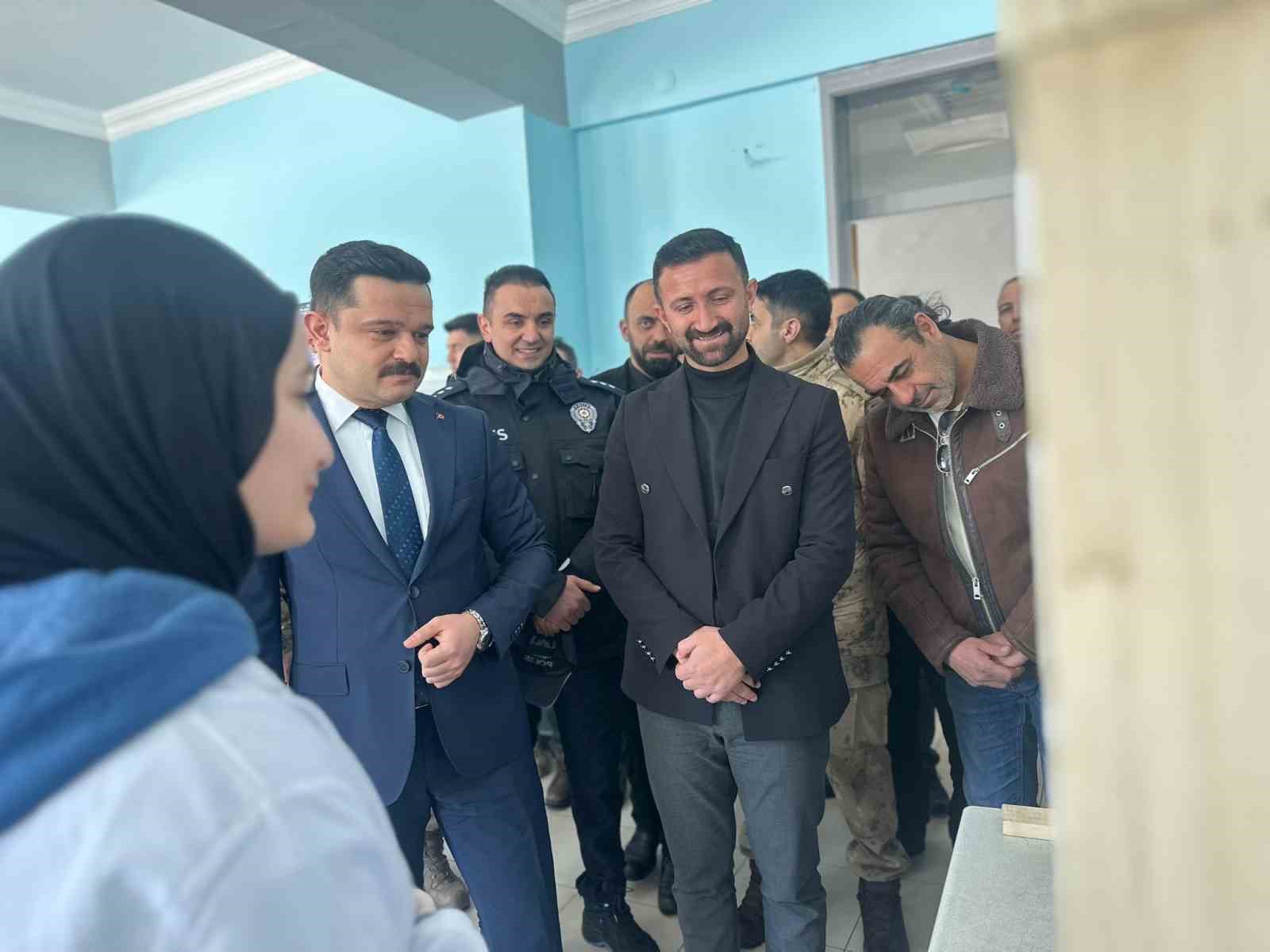 karayazi anadolu lisesinde acilan bilim sergisi yogun ilgi gordu 10 Nrgrwd7B