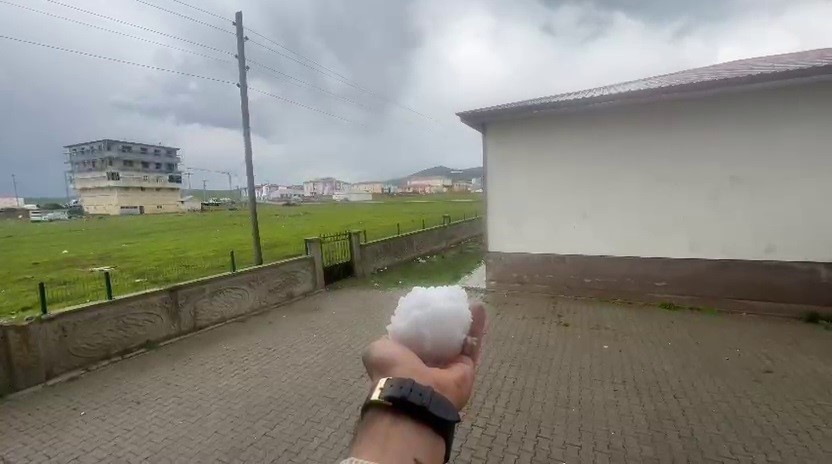 Karayazı’da ceviz büyüklüğündeki dolu şaşırttı 4 karayazida ceviz buyuklugundeki dolu sasirtti 0
