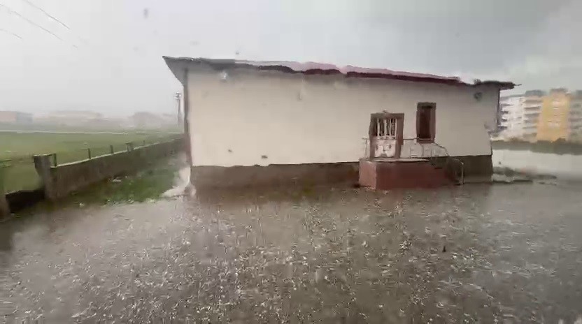 Karayazı’da ceviz büyüklüğündeki dolu şaşırttı 5 karayazida ceviz buyuklugundeki dolu sasirtti 1 FPtc79aq