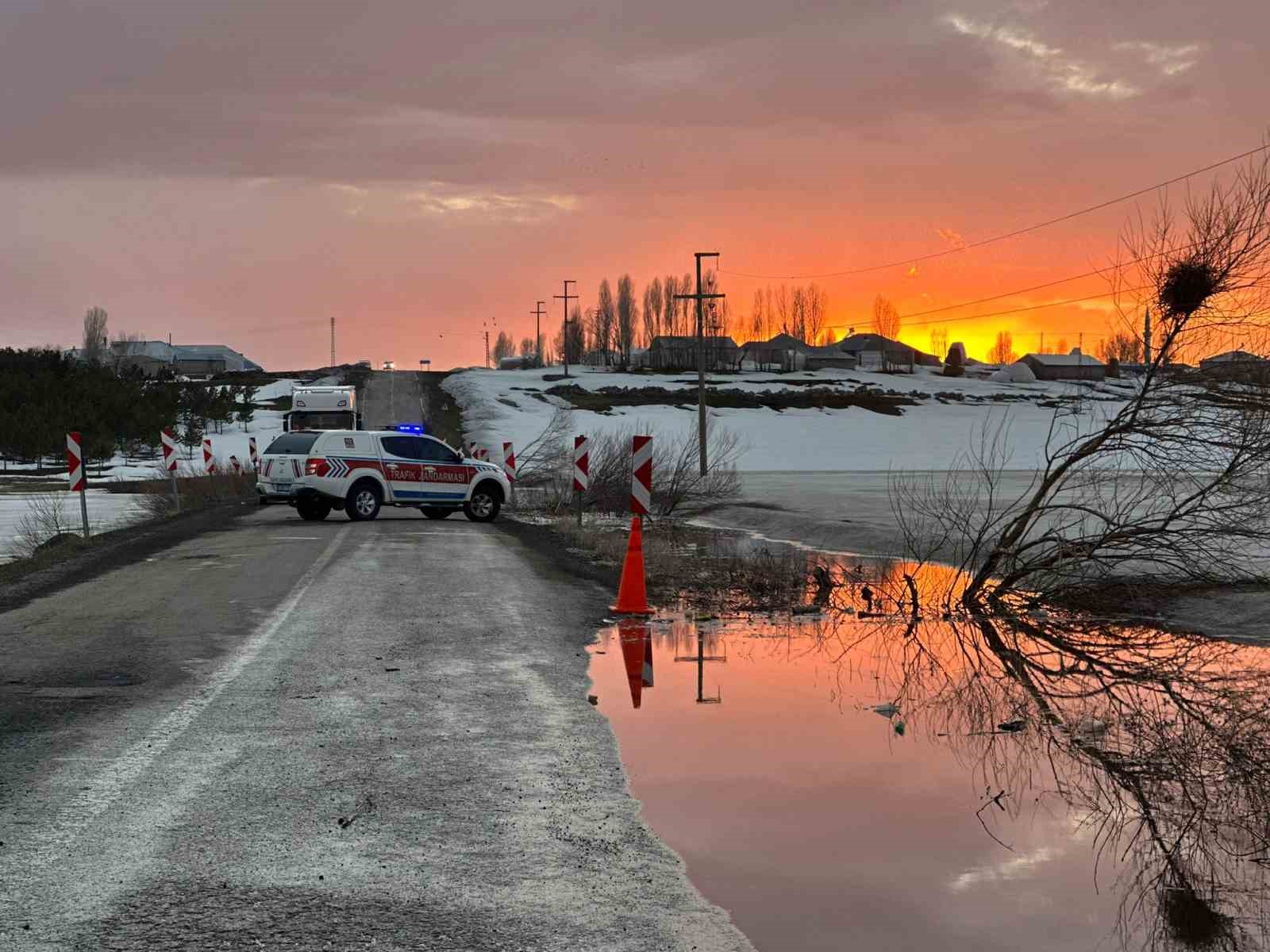 karayazida golet tasti yol ulasima kapatildi 0 z86ksZX1