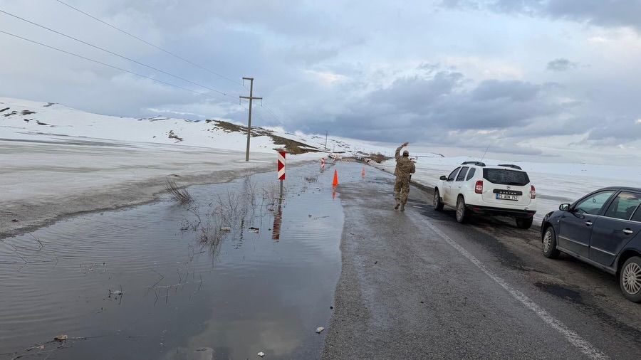 karayazida golet tasti yol ulasima kapatildi 3 Ny6FUtIS