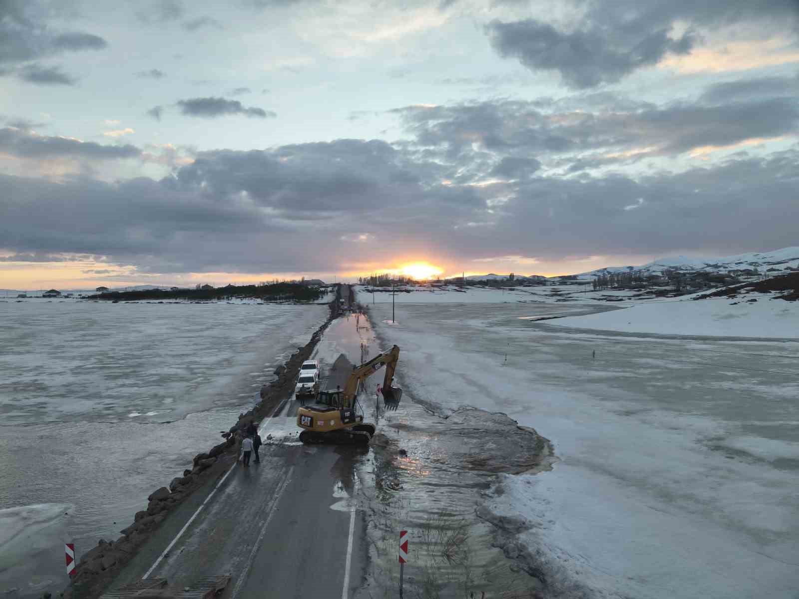 karayazida golet tasti yol ulasima kapatildi 4