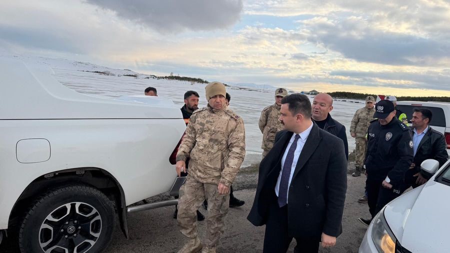 karayazida golet tasti yol ulasima kapatildi 5 yveunJTP