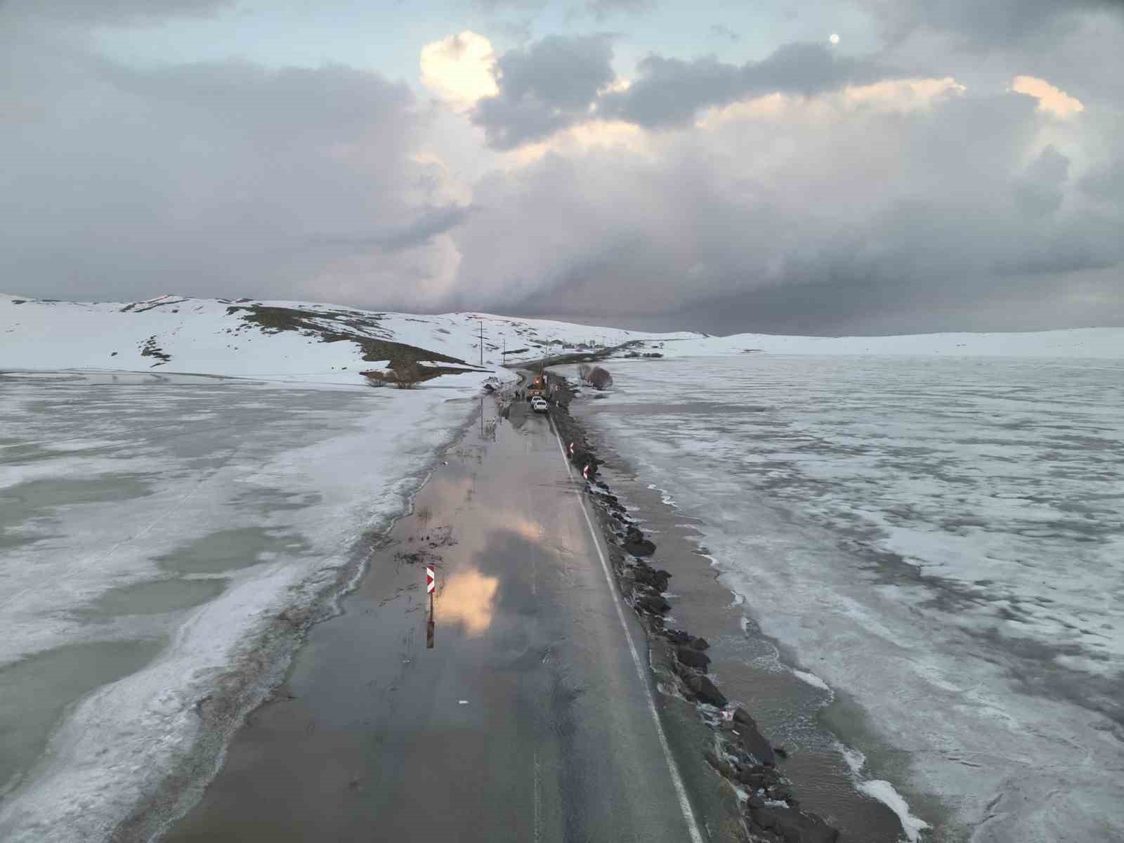 karayazida golet tasti yol ulasima kapatildi 6 KXylq4cJ
