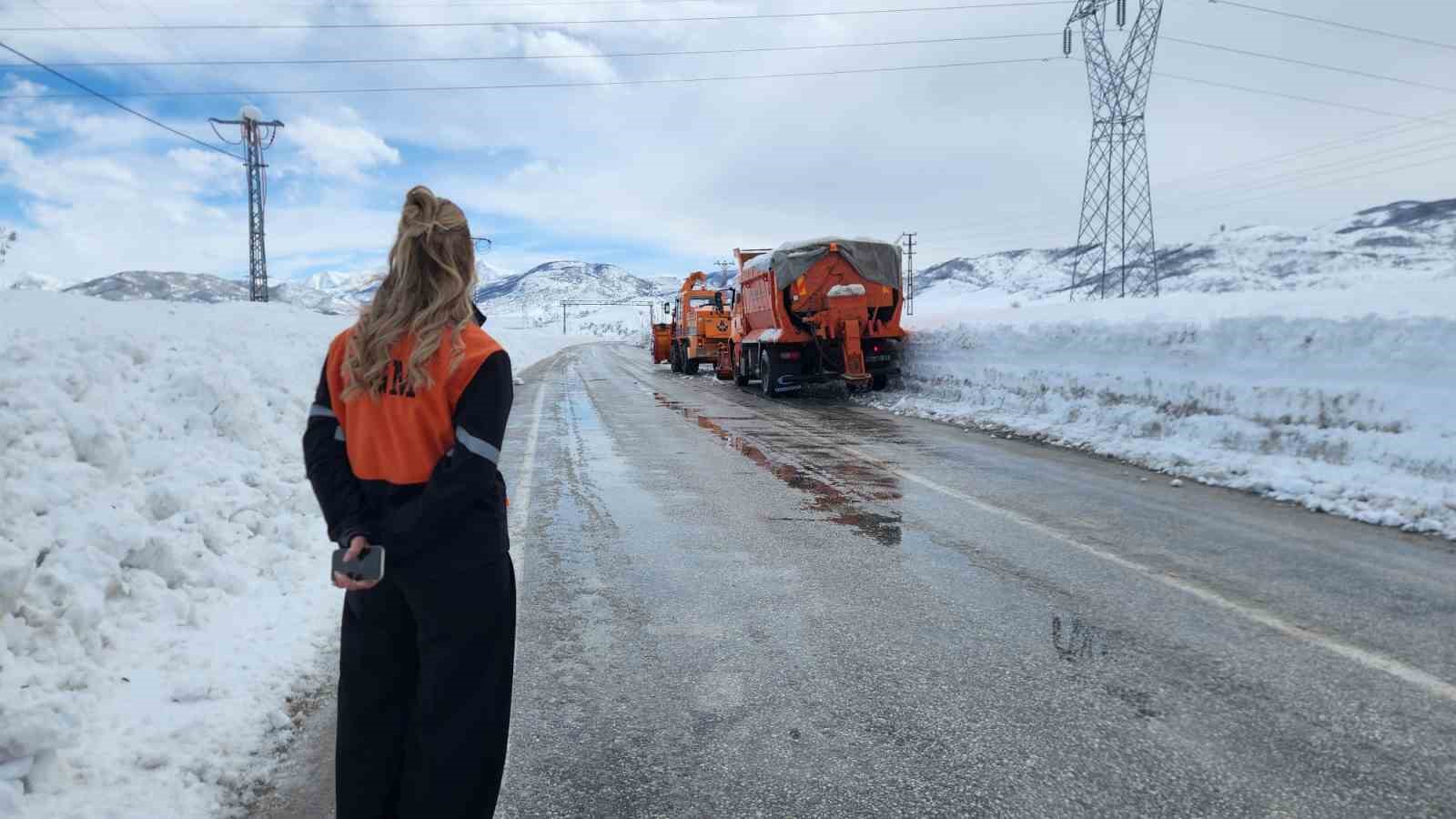 karayollarina kadin eli en zor sartlarda sahada 4 JmJ39sFz