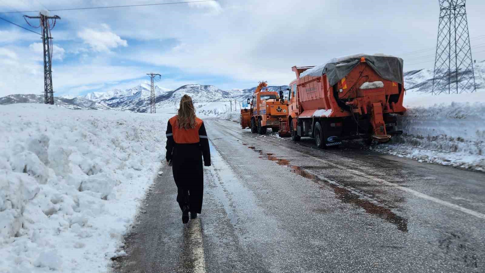 karayollarina kadin eli en zor sartlarda sahada 5 DSQ7YRUS