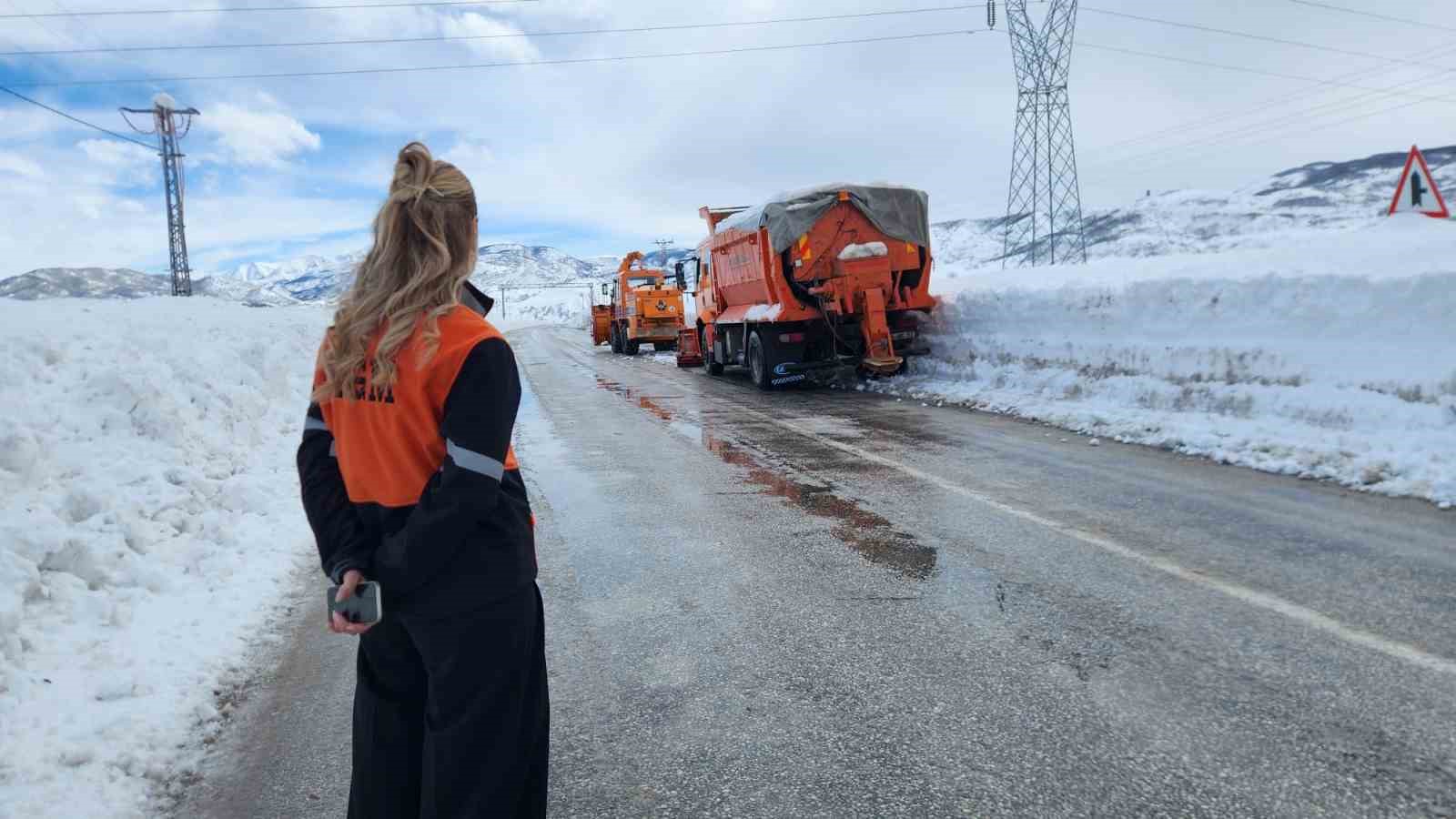 karayollarina kadin eli en zor sartlarda sahada 6 X8UgTMIe