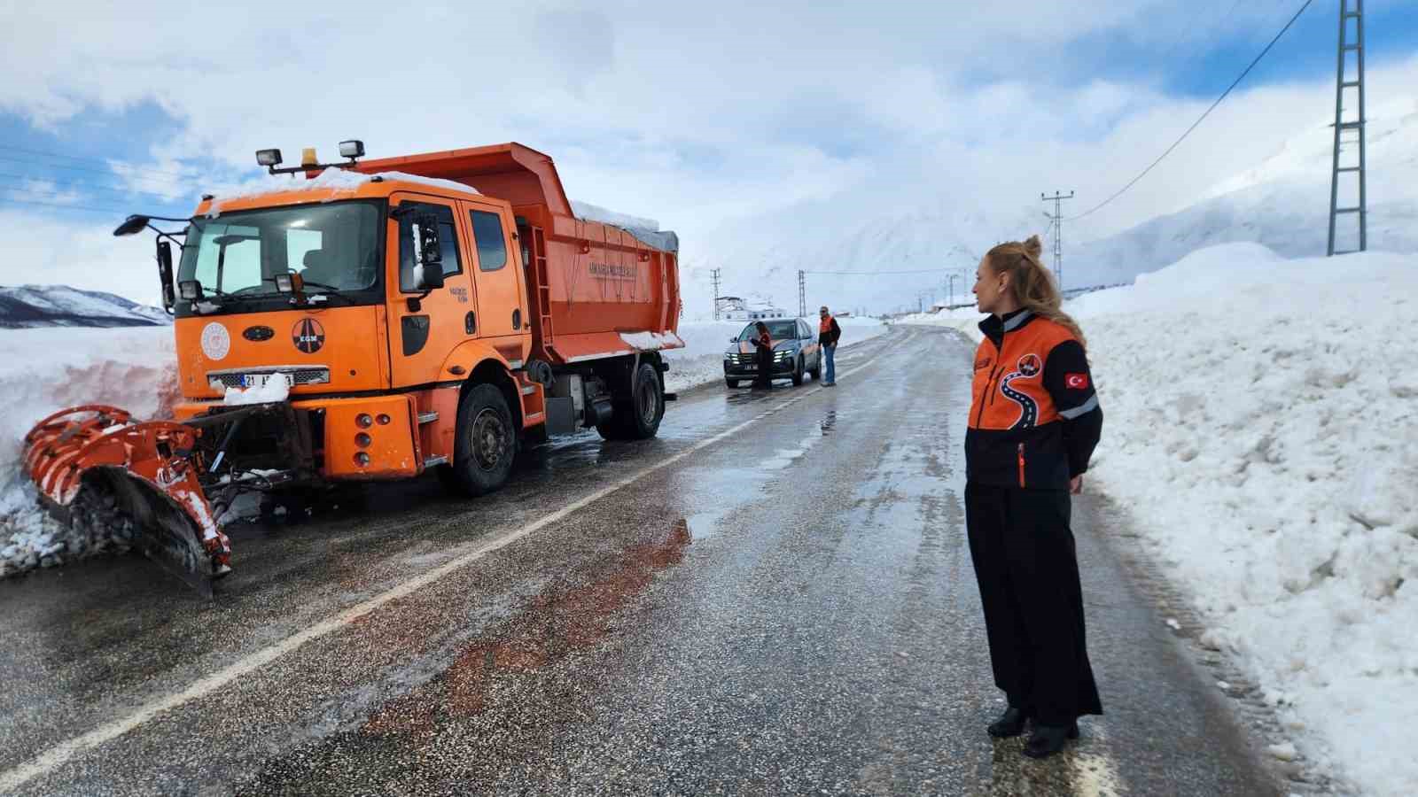karayollarina kadin eli en zor sartlarda sahada 7 pyBUtFZ4