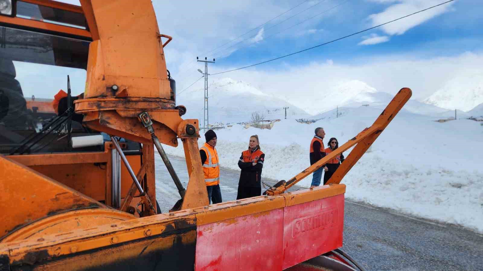 karayollarina kadin eli en zor sartlarda sahada 9