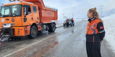 karayollarina-kadin-eli-en-zor-sartlarda-sahada-vpBD365a.jpg