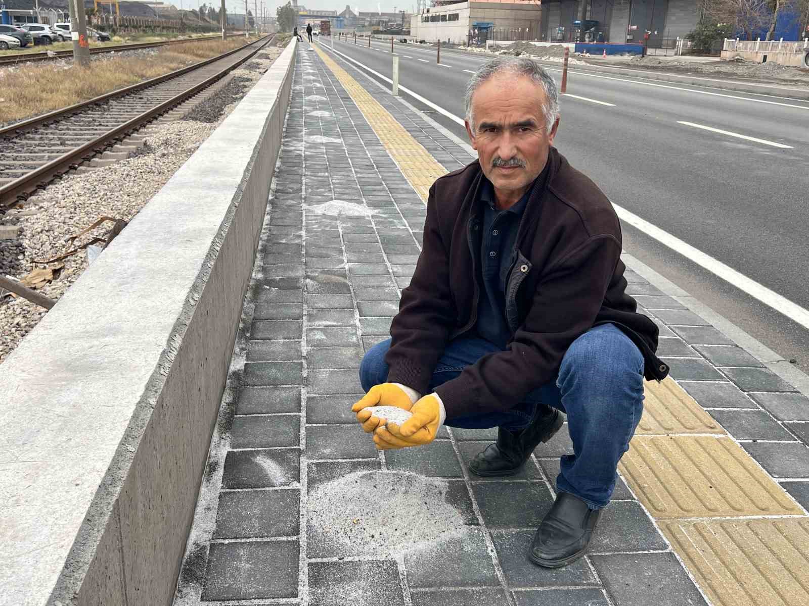 karayolunun kenarinda beyaz ortu olusturan tirlardan dokulen gubreler fircalarla toplanarak bahcelerde degerlendiriliyor 0 n2QD8LzR