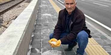 karayolunun-kenarinda-beyaz-ortu-olusturan-tirlardan-dokulen-gubreler-fircalarla-toplanarak-bahcelerde-degerlendiriliyor-v6uKeBhC.jpg