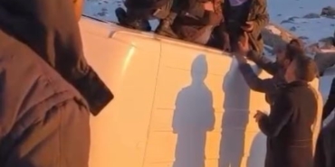 karda-devrilen-minibusteki-yolculari-vatandaslar-kurtardi-CS4ETRVv.jpg