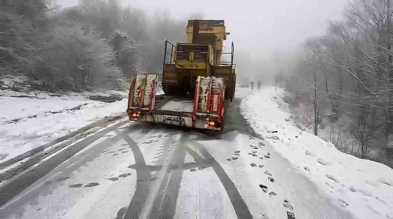 karda kayan tir yolu trafige kapatti 0 431iYFyl