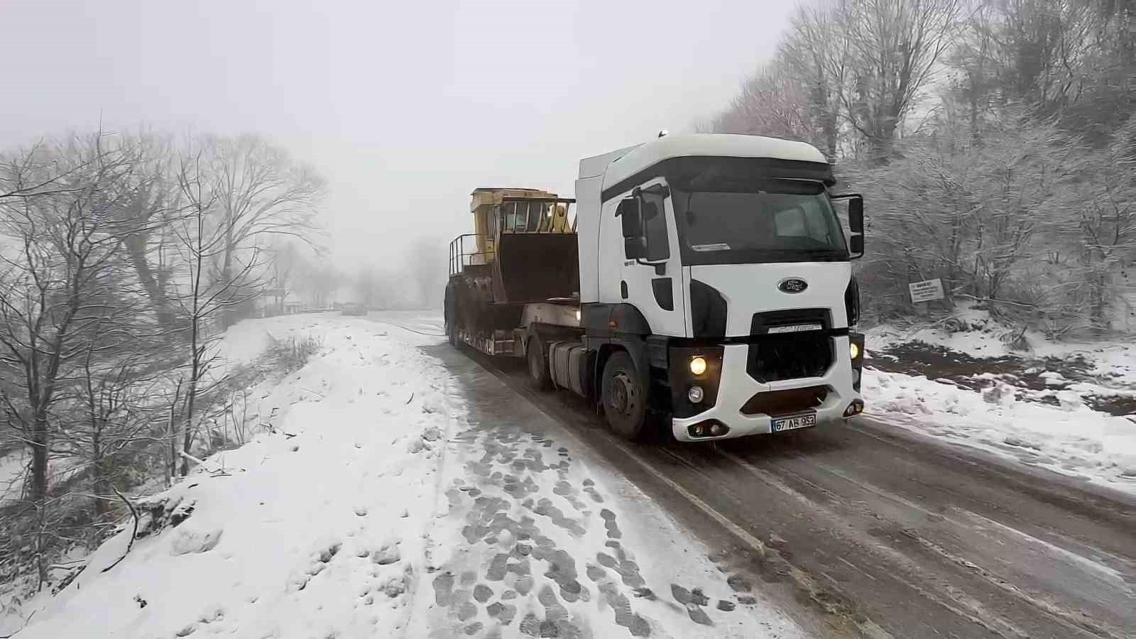 karda kayan tir yolu trafige kapatti 1 yRbaUDjj