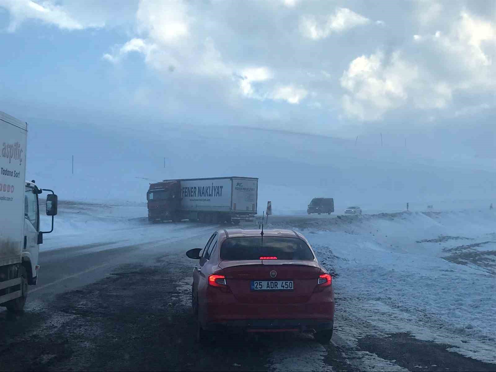 karda kayan tir yolu ulasimi kapatti 1 R3y2DXMS