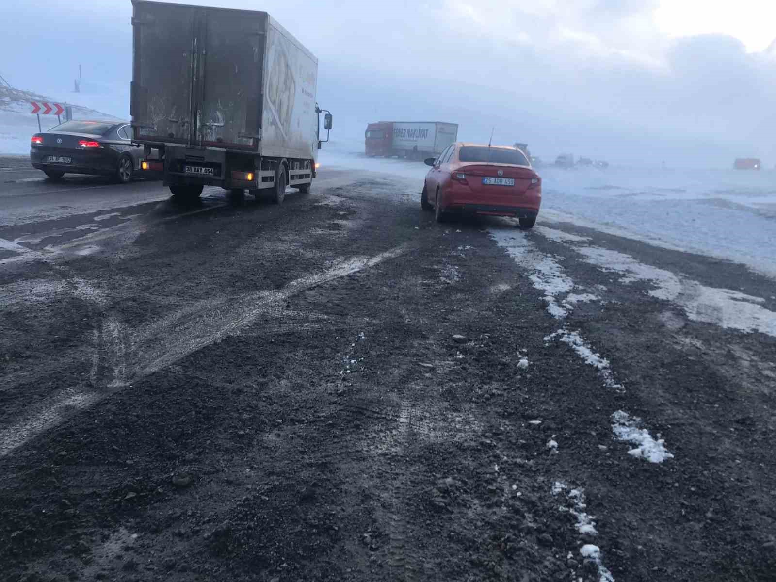 karda kayan tir yolu ulasimi kapatti 2 n36hkDmq
