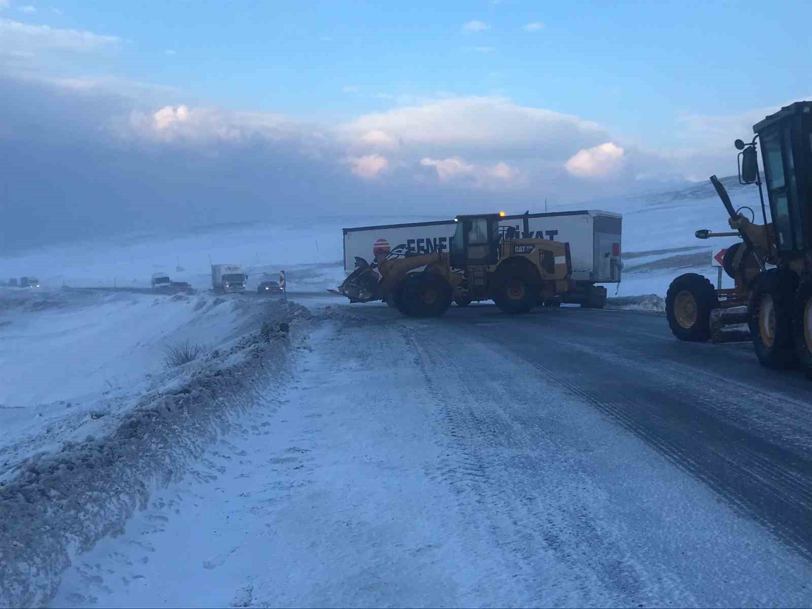 karda kayan tir yolu ulasimi kapatti 3 kHbKqiqg