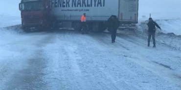 karda-kayan-tir-yolu-ulasimi-kapatti-lI2iOdYY.jpg