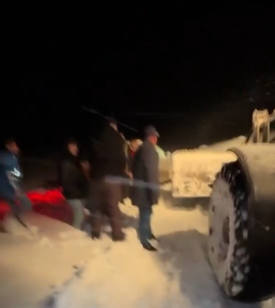 karda mahsur kalan 4 vatandas 3 saatlik zorlu calismayla kurtarildi 1 CqlfbTS3