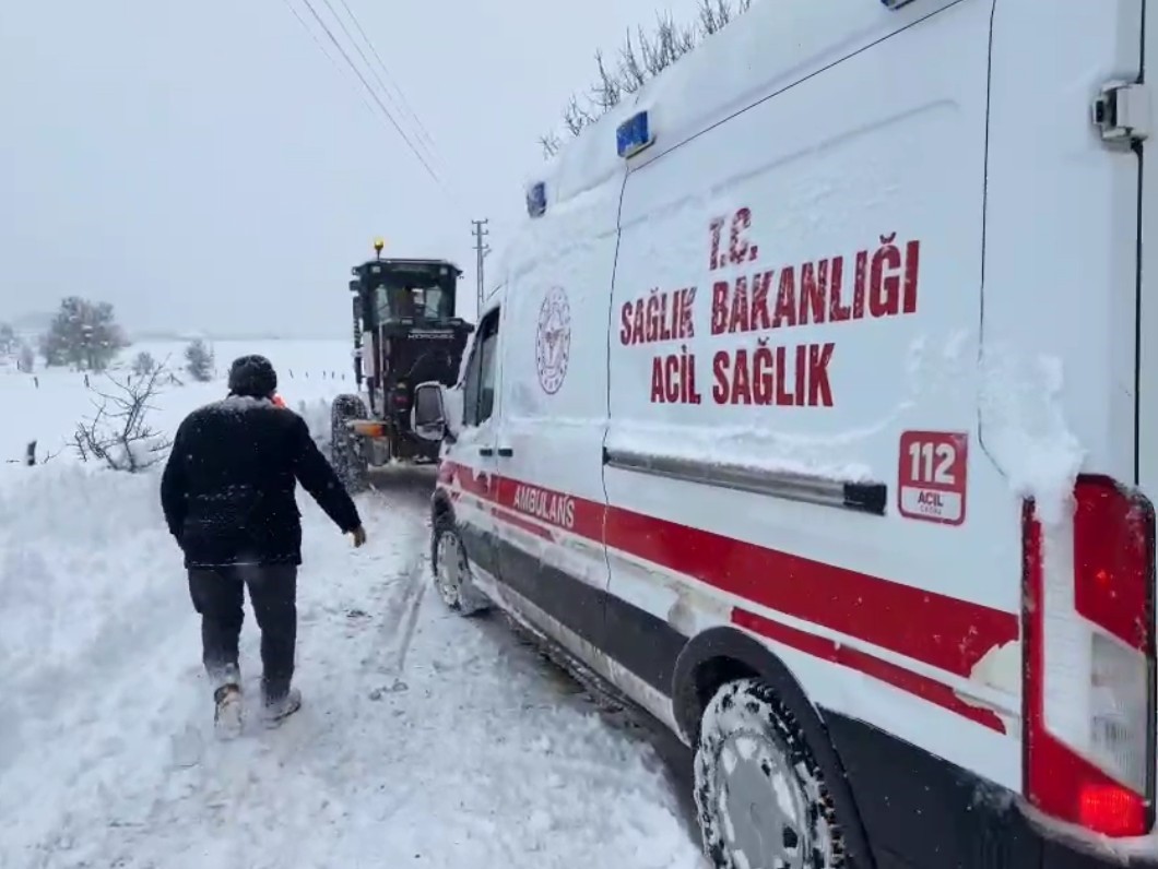 karda mahsur kalan ambulansi is makinesiyle cekerek hastaya ulastirdilar 1 L1vQyZTz
