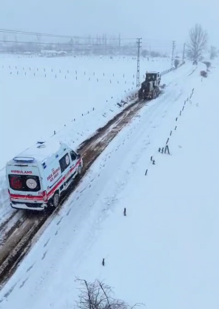 karda mahsur kalan ambulansi is makinesiyle cekerek hastaya ulastirdilar 3 OvVfSDYe