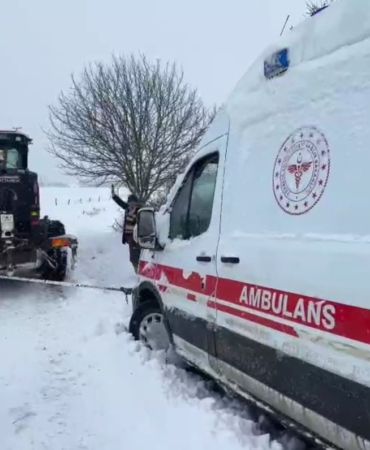 karda-mahsur-kalan-ambulansi-is-makinesiyle-cekerek-hastaya-ulastirdilar-J2xhHEPe.jpg