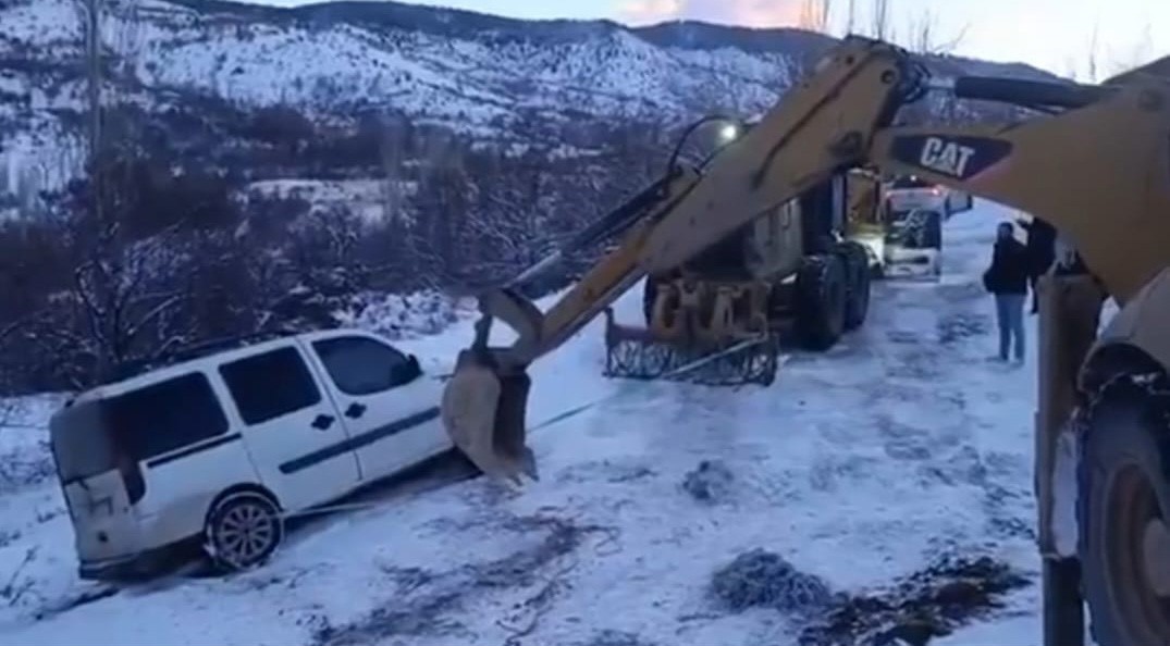 Karda mahsur kalan araç, ekipler tarafından kurtarıldı 4 karda mahsur kalan arac ekipler tarafindan kurtarildi 0 5Wy3B4QS