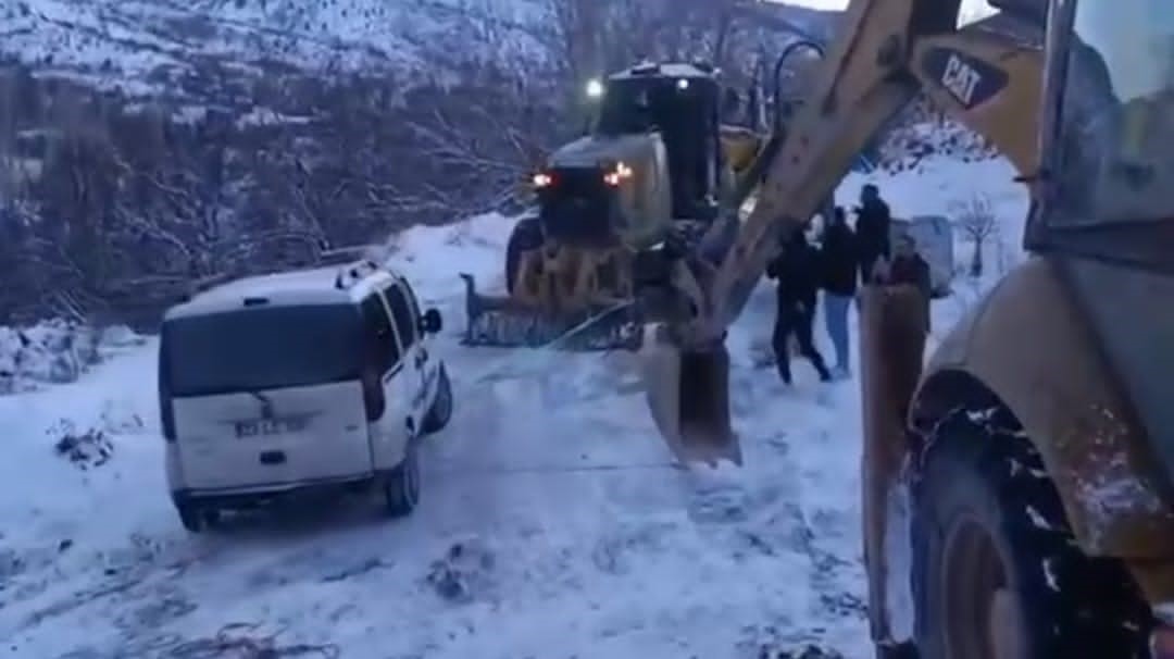 Karda mahsur kalan araç, ekipler tarafından kurtarıldı 5 karda mahsur kalan arac ekipler tarafindan kurtarildi 1 1FYPPVjK
