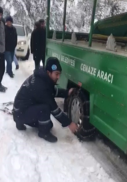karda mahsur kalan cenaze araci icin seferber oldular 0 UtIg6wun
