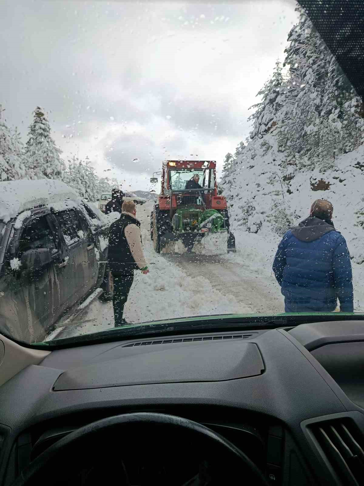 karda mahsur kalan cenaze araci icin seferber oldular 1