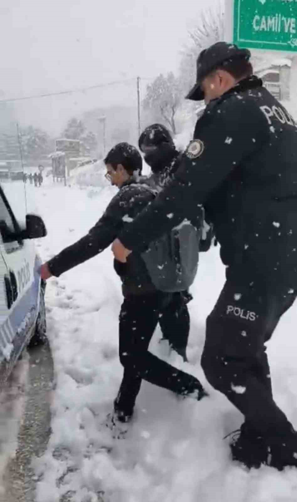 Karda mahsur kalan öğrencilere emniyet ekipleri yetişti 4 karda mahsur kalan ogrencilere emniyet ekipleri yetisti 0