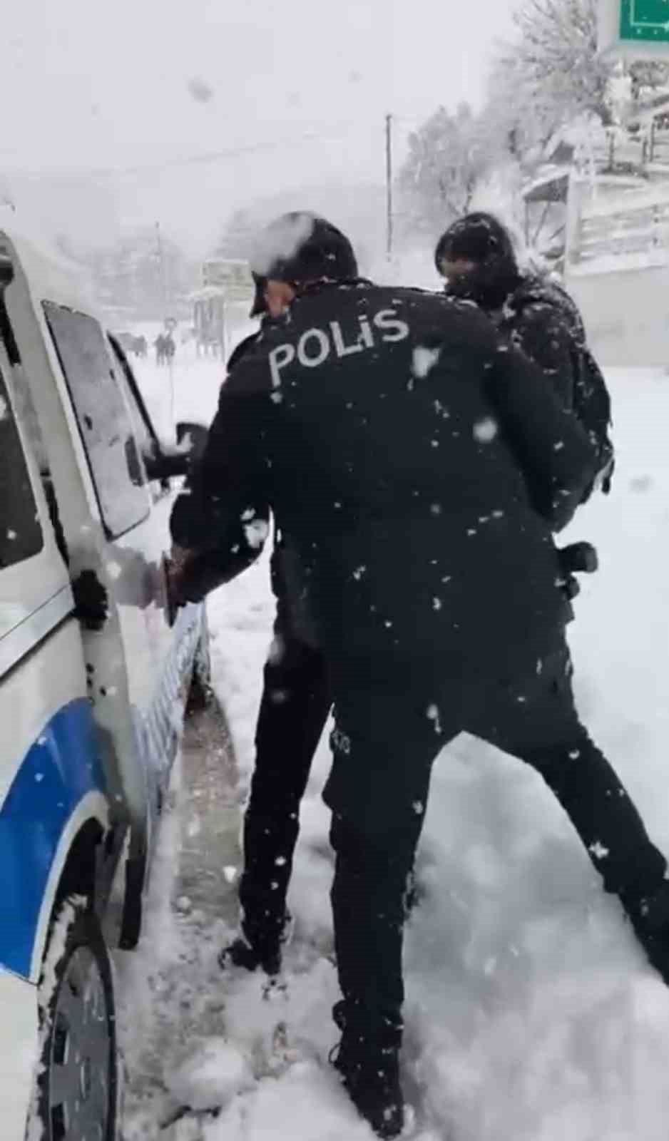 Karda mahsur kalan öğrencilere emniyet ekipleri yetişti 5 karda mahsur kalan ogrencilere emniyet ekipleri yetisti 1