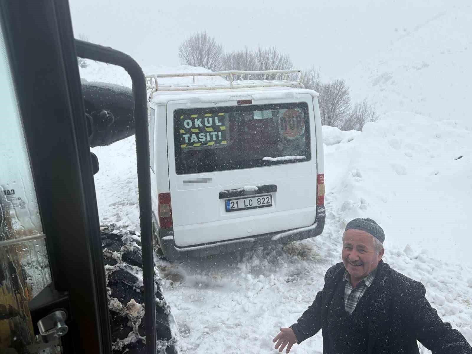 karda mahsur kalan ogrencilerin minibusu kurtarildi 0 IjBgu9cO