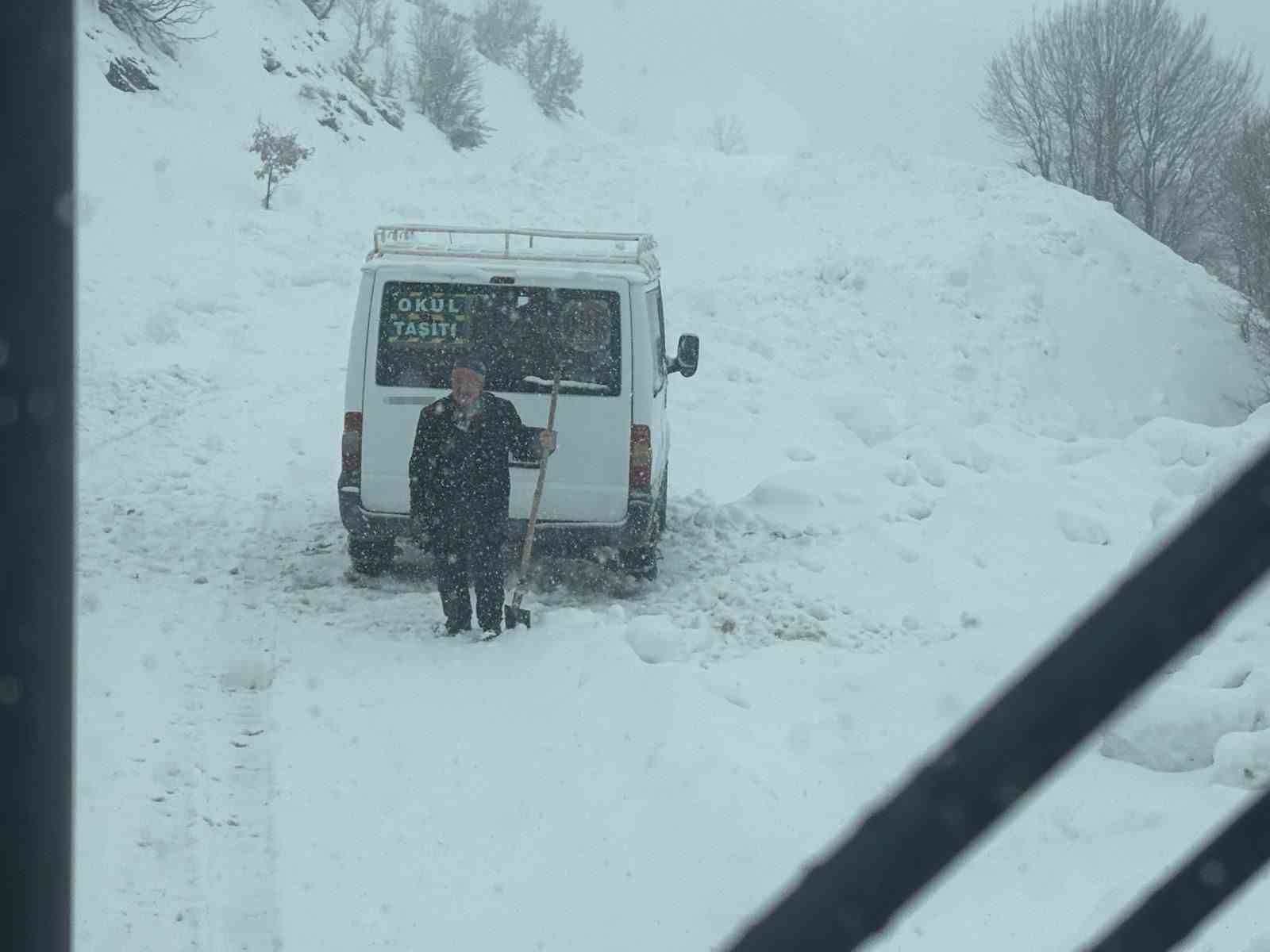karda mahsur kalan ogrencilerin minibusu kurtarildi 1