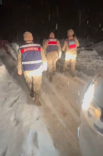 karda mahsur kalan vatandasi jandarma kurtardi 1 iacZlE8L