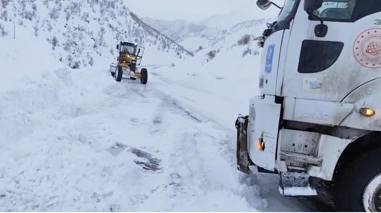 karda mahsur kalanlar ekipler tarafindan kurtarildi 2 7DEqA799