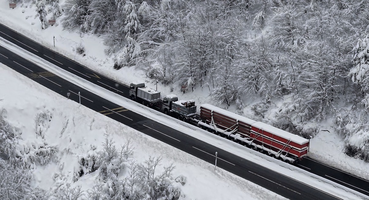 karda yolda kalan tir 2 cekici ile kurtarildi 0 ru61FEw4