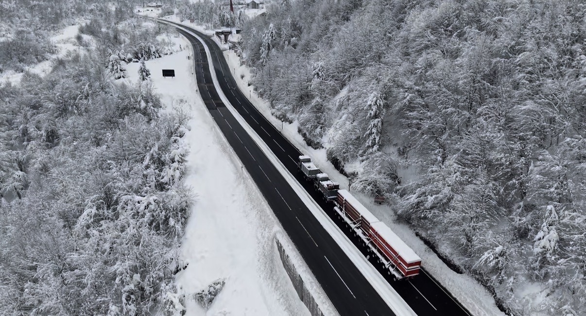 karda yolda kalan tir 2 cekici ile kurtarildi 1