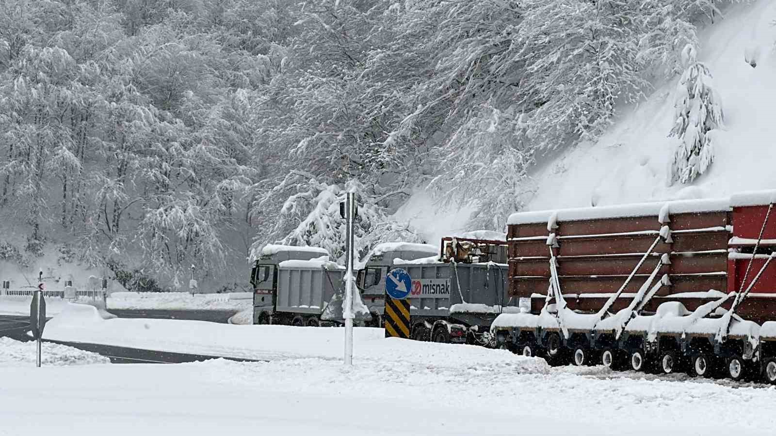 karda yolda kalan tir 2 cekici ile kurtarildi 2 nPiJqvMN