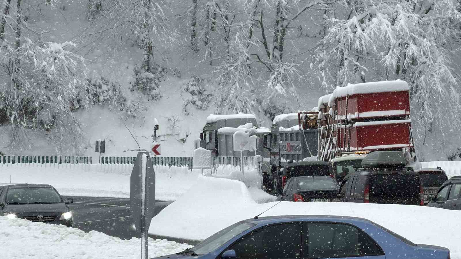 karda yolda kalan tir 2 cekici ile kurtarildi 3 7Ttybs5Q